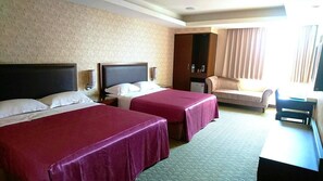 家庭四人房, 2 張標準雙人床, 非吸煙房 | 書桌、遮光窗簾/窗簾、免費 Wi-Fi