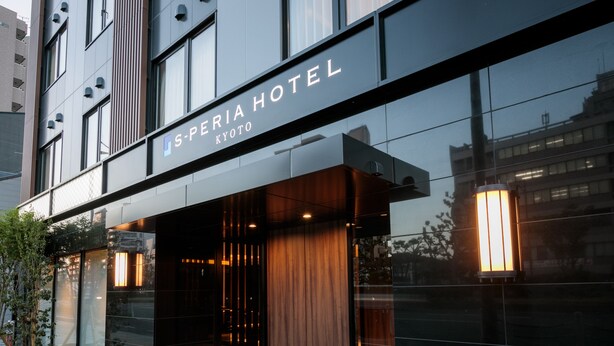 Exterior del HOTEL S-PERIA en Kioto, con una fachada moderna, ventanas amplias y una entrada destacada.