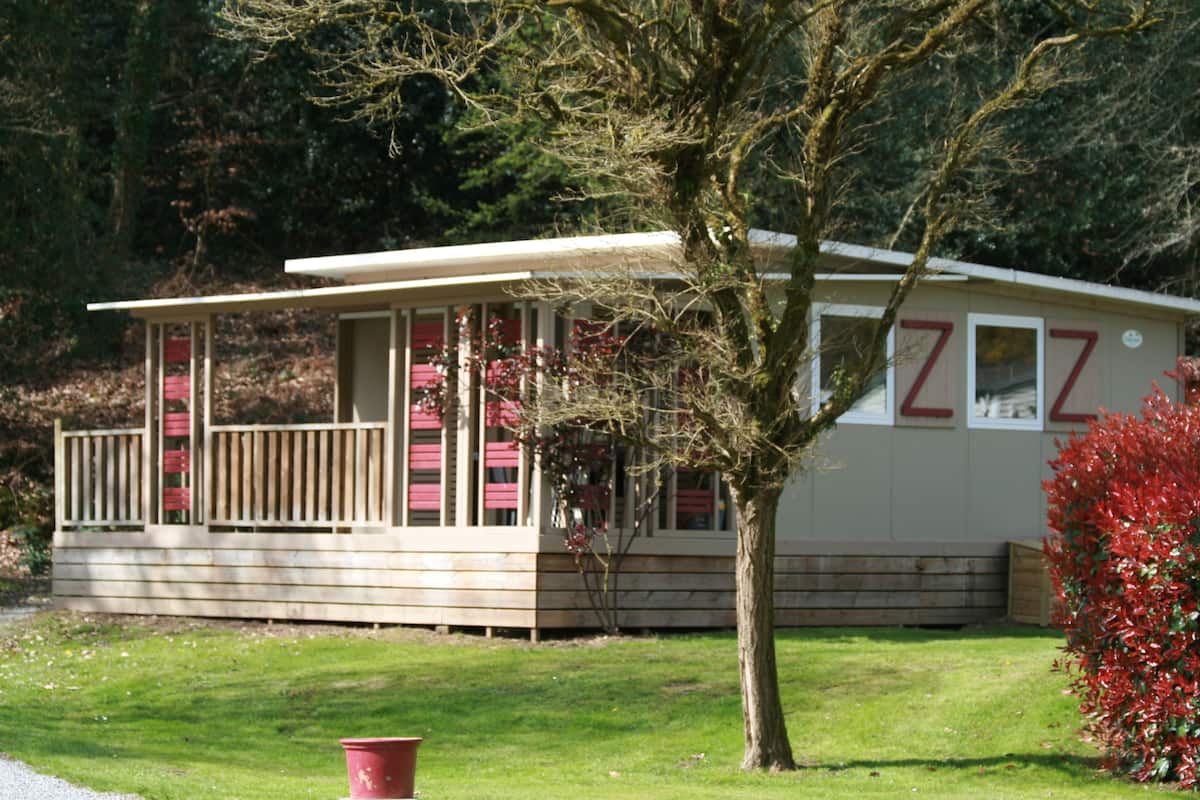 A small, single-story building with a porch and a sign that reads "ZZZ".