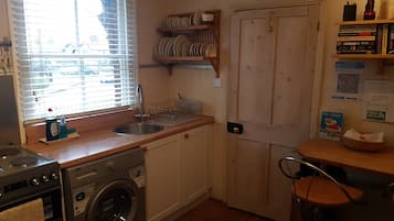 Twin Room, 2 Twin Beds, Non Smoking | Private kitchen | Fridge, microwave, oven, stovetop