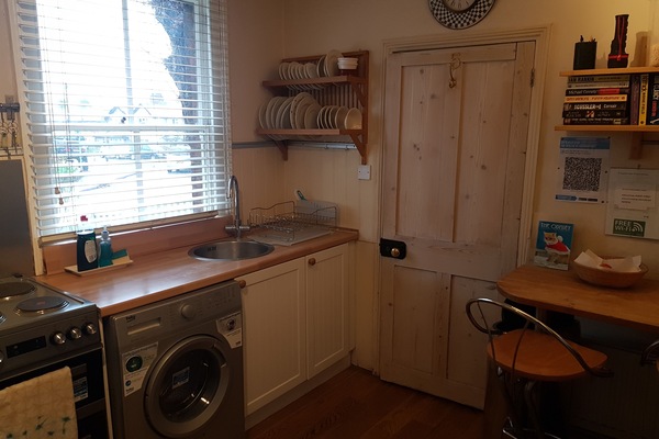 Twin Room, 2 Twin Beds, Non Smoking | Private kitchen | Fridge, microwave, oven, stovetop