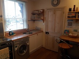 Twin Room, 2 Single Beds, Non Smoking | Private kitchen | Fridge, microwave, oven, stovetop