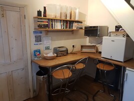 Twin Room, 2 Single Beds, Non Smoking | Private kitchen | Fridge, microwave, oven, stovetop