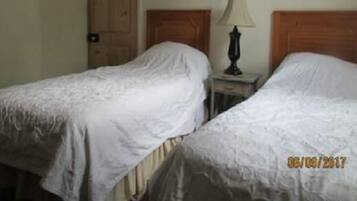 Twin Room, 2 Twin Beds, Non Smoking | Desk, iron/ironing board, free WiFi, bed sheets