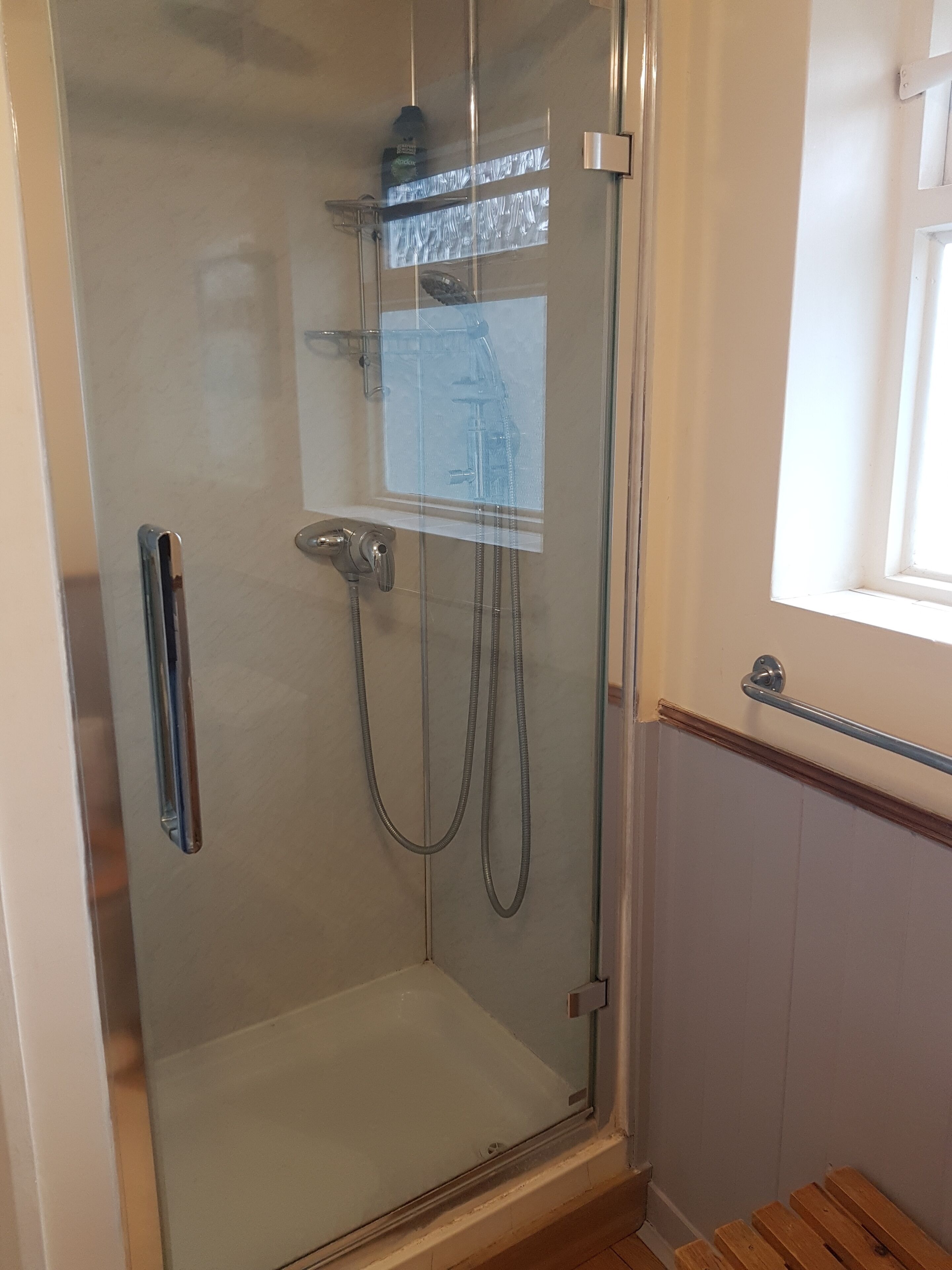 Habitación con 2 camas individuales, 2 camas individuales, no fumadores | Baño | Ducha, artículos de higiene personal gratuitos y secador de pelo