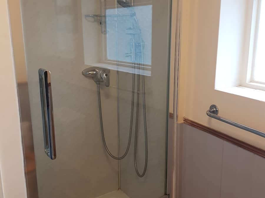 Chambre avec lits jumeaux, 2 lits une place, non-fumeur | Salle de bain