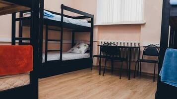 Delad sovsal - Economy - endast män - icke-rökare (Bed in 7-Bed Dormitory) | Strykjärn/strykbräda, gratis wi-fi och sängkläder