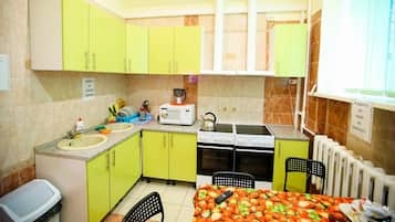 Full-size fridge, microwave, cookware/dishes/utensils