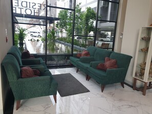 Lobby sitting area - i Residence Hotel (Khlong Luang)