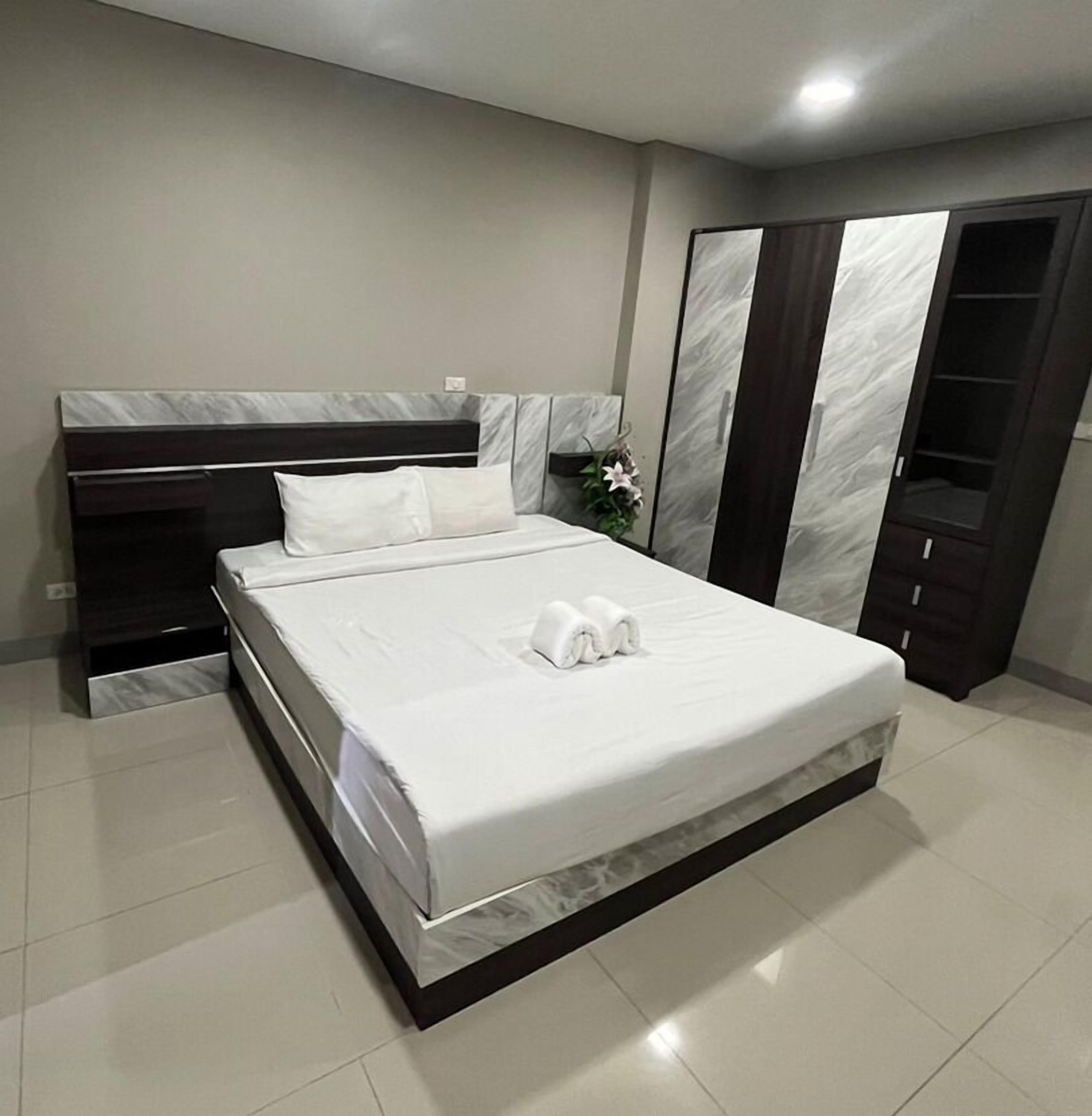 Chambre Simple Deluxe, non-fumeurs | Salle de bain | Douche, articles de toilette gratuits, chaussons, serviettes fournies