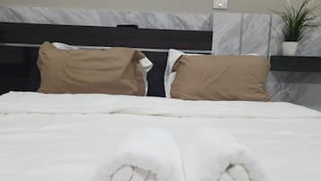 Deluxe-Einzelzimmer, Nichtraucher | Badezimmer | Dusche, kostenlose Toilettenartikel, Hausschuhe, Handtücher