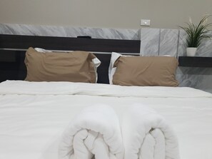 Deluxe Single Room, Non Smoking | Bathroom | Shower, free toiletries, slippers, towels