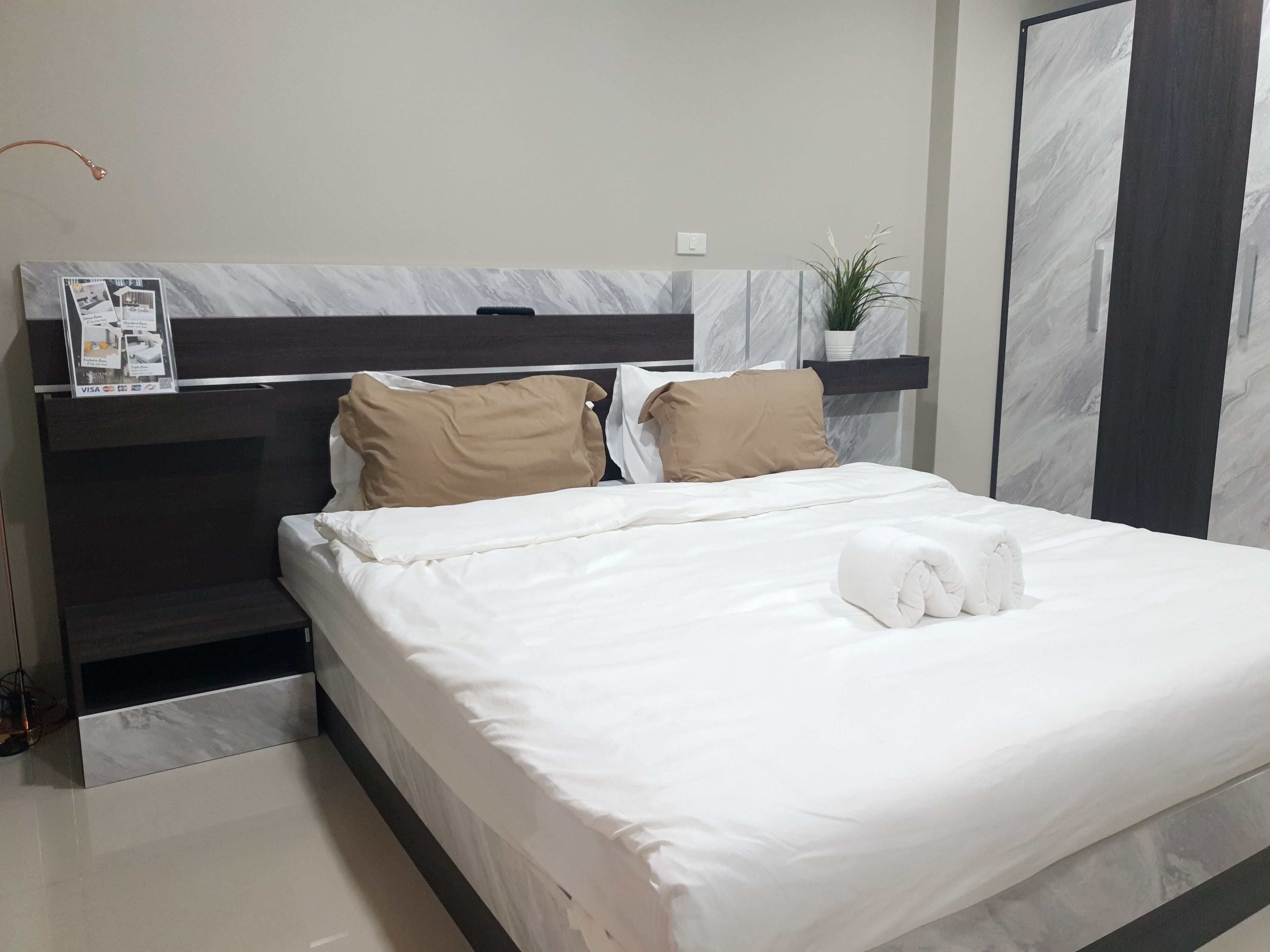 Deluxe Single Room, Non Smoking | Bathroom | Shower, free toiletries, slippers, towels