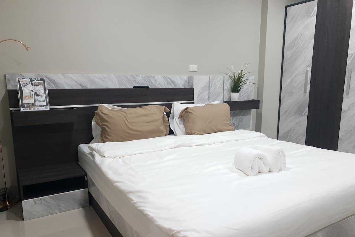 Habitació individual Deluxe, no fumadors | Bany | Dutxa, articles de tocador gratuïts, sabatilles i tovalloles