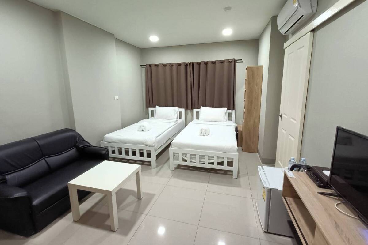 Escriptori, espai de treball apte per a portàtils i roba de llit