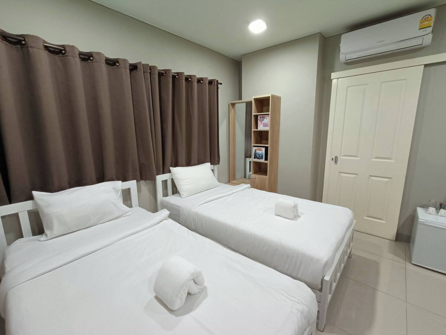 Family Triple Room, Non Smoking | Bathroom | Shower, free toiletries, slippers, towels