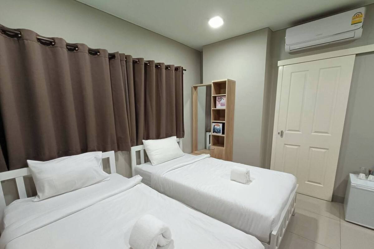 Habitació triple familiar, no fumadors | Bany | Dutxa, articles de tocador gratuïts, sabatilles i tovalloles