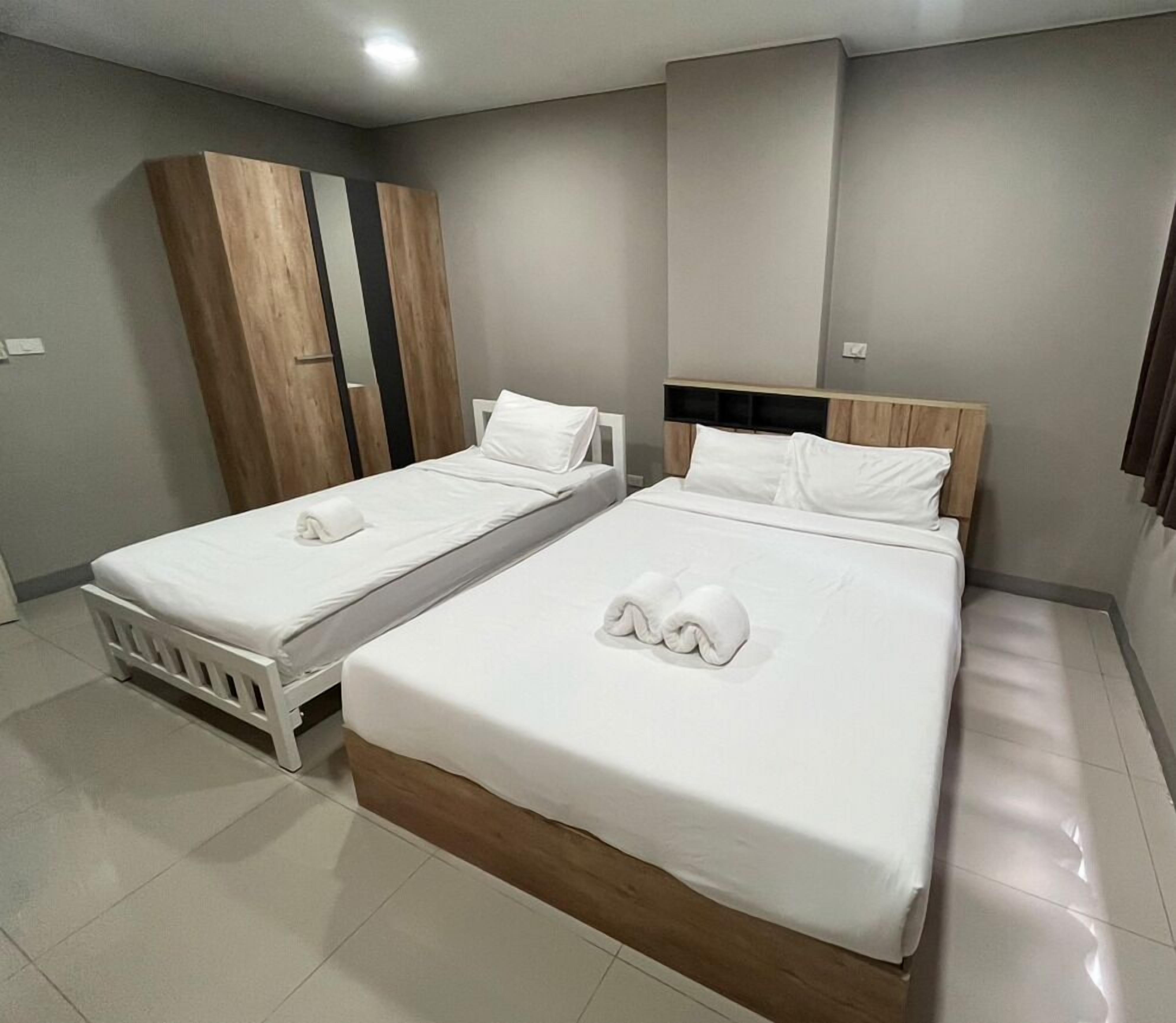 Chambre Triple Familiale, non-fumeurs | Salle de bain | Douche, articles de toilette gratuits, chaussons, serviettes fournies