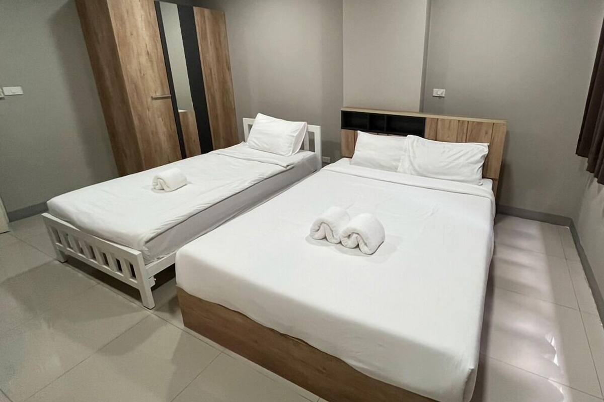 Family Triple Room, Non Smoking | Bathroom | Shower, free toiletries, slippers, towels