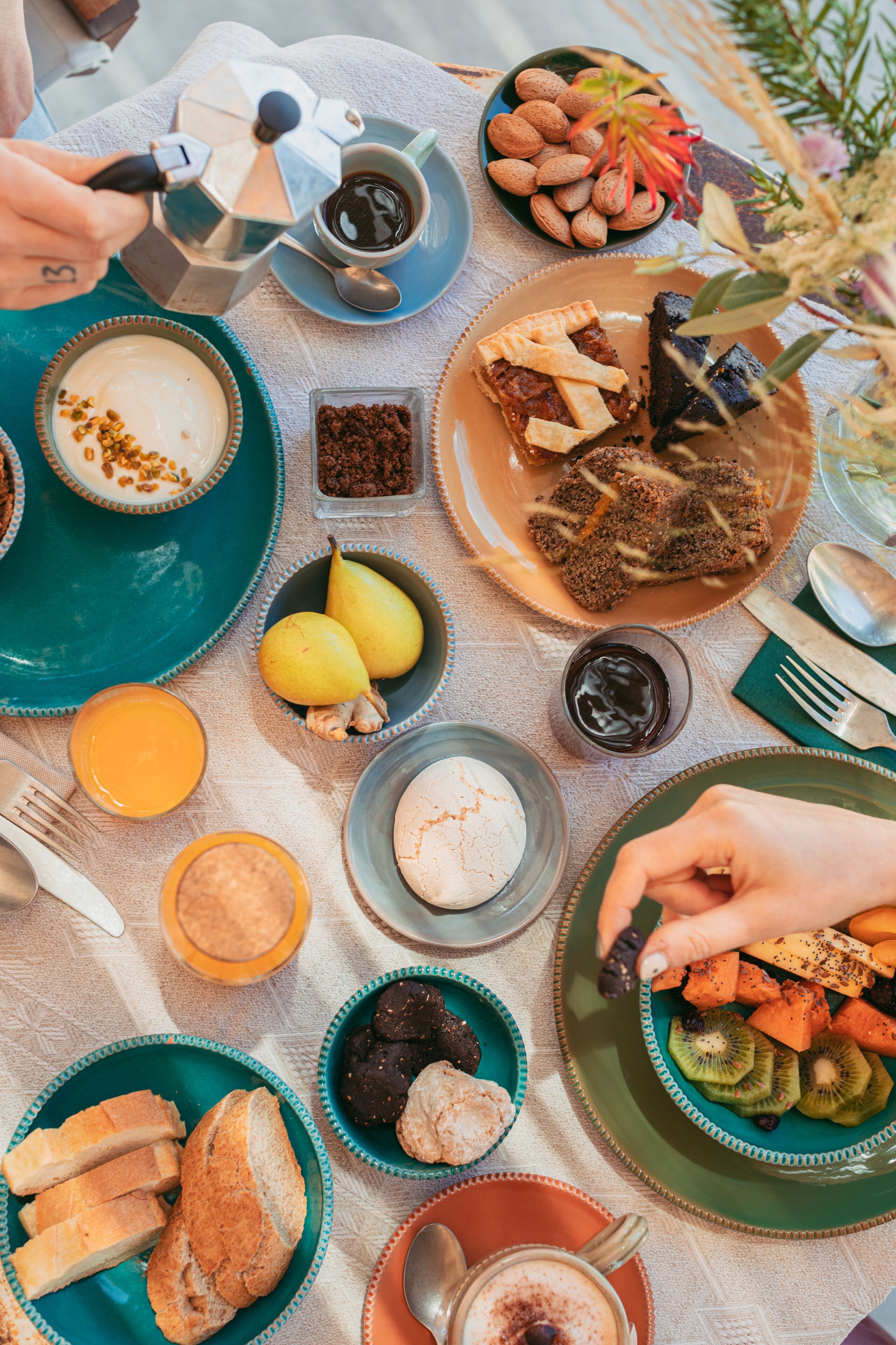Una mesa dispuesta con diferentes alimentos y una cafetera.