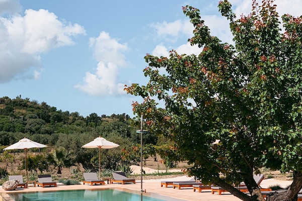 Una piscina al aire libre de temporada