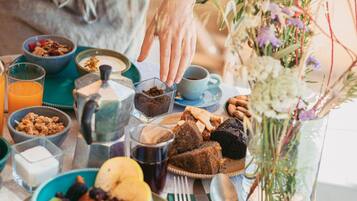 Petit déjeuner complet compris tous les jours
