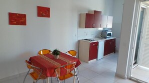 Apartment, 1 Schlafzimmer (Nemo) | Essbereich im Zimmer
