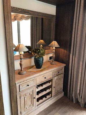 Villa | Wohnbereich | Plasmafernseher, Kamin