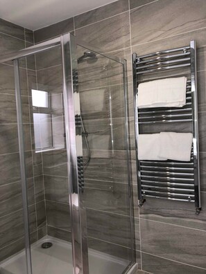 Chambre Double Standard, 1 lit double, non-fumeur | Douche de la salle de bain