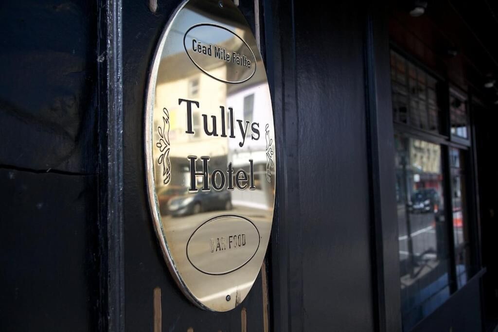 En skylt för Tullys Hotel med texten ”Cead Mile Failte” och ”BAR FOOD”.