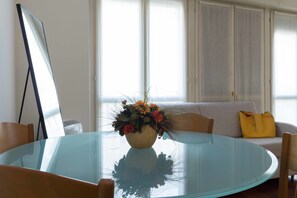 アパートメント 1 ベッドルーム | 客室内のダイニングエリア