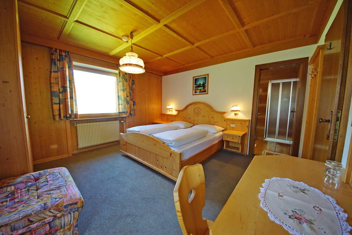 Double Room | Desk, free WiFi, individually decorated, bed sheets