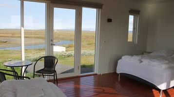 Chambre Triple, salle de bains privée | Vue de la chambre