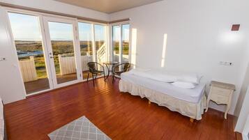 Habitación triple, baño privado | Cortinas blackout, wifi gratis y ropa de cama