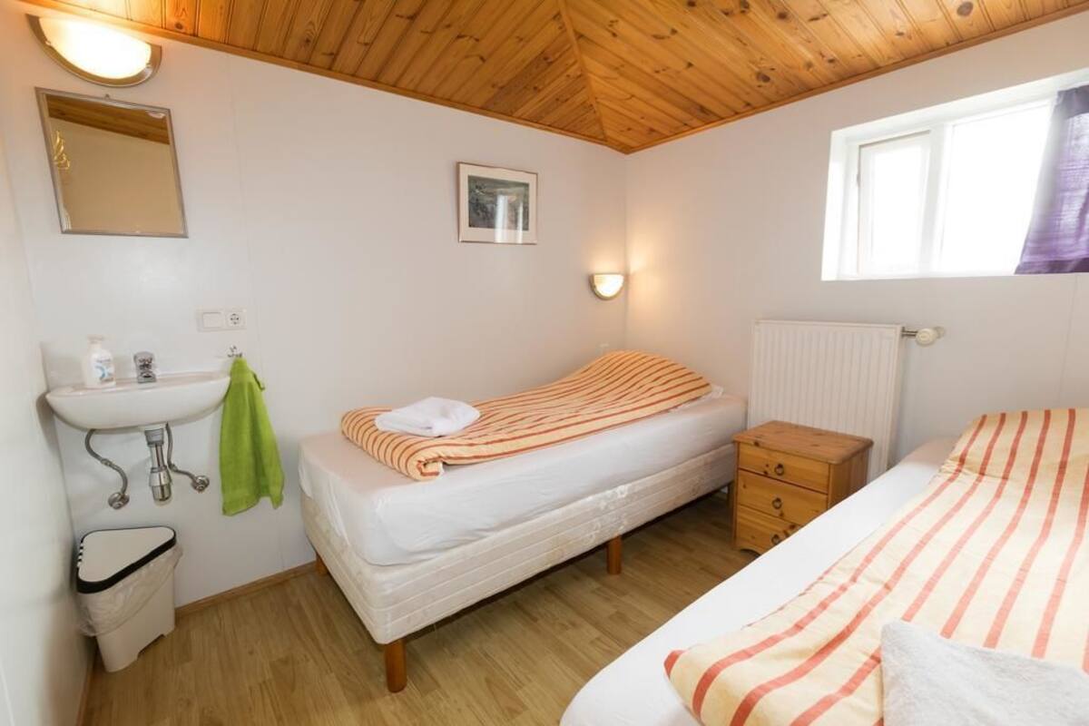 Kahden hengen huone (kaksi sänkyä), jaettu kylpyhuone | Pimennysverhot, ilmainen Wi-Fi, vuodevaatteet