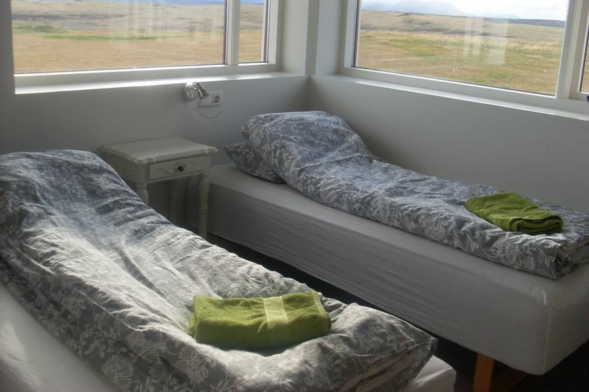 Kahden hengen huone (kaksi sänkyä), oma kylpyhuone | Pimennysverhot, ilmainen Wi-Fi, vuodevaatteet