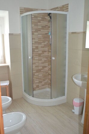 Standard-Stadtwohnung, 1 Doppelbett, Nichtraucher, Stadtblick | Badezimmer | Dusche, kostenlose Toilettenartikel, Haartrockner, Bidet