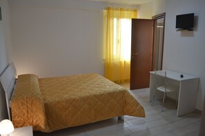 Standard Double Room | Meja, katil bayi/kot (percuma), katil lipat simpan/tambahan 
