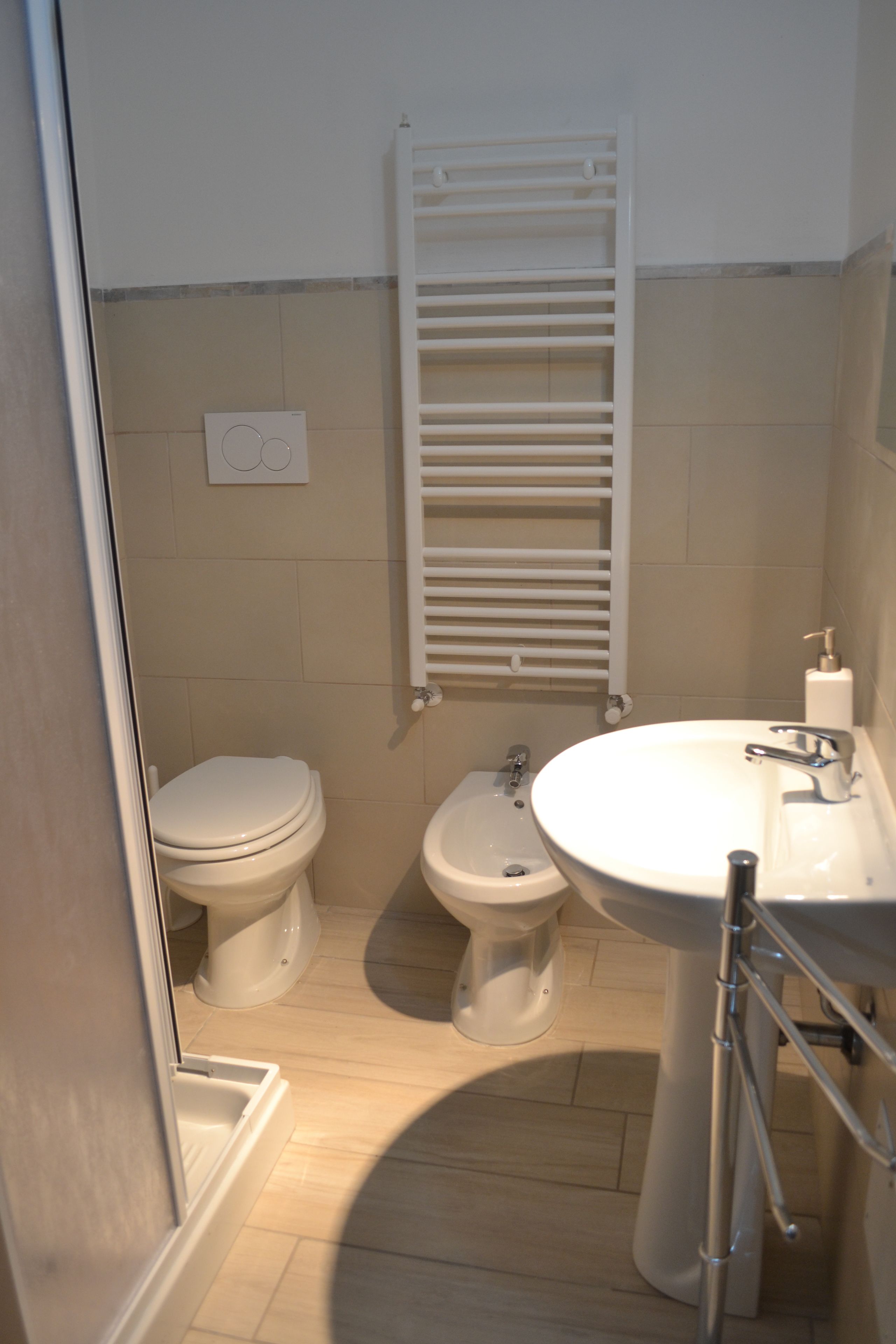 Standard-Stadtwohnung, 1 Doppelbett, Nichtraucher, Stadtblick | Badezimmer | Dusche, kostenlose Toilettenartikel, Haartrockner, Bidet