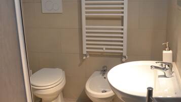 Standard-Stadtwohnung, 1 Doppelbett, Nichtraucher, Stadtblick | Badezimmer | Dusche, kostenlose Toilettenartikel, Haartrockner, Bidet