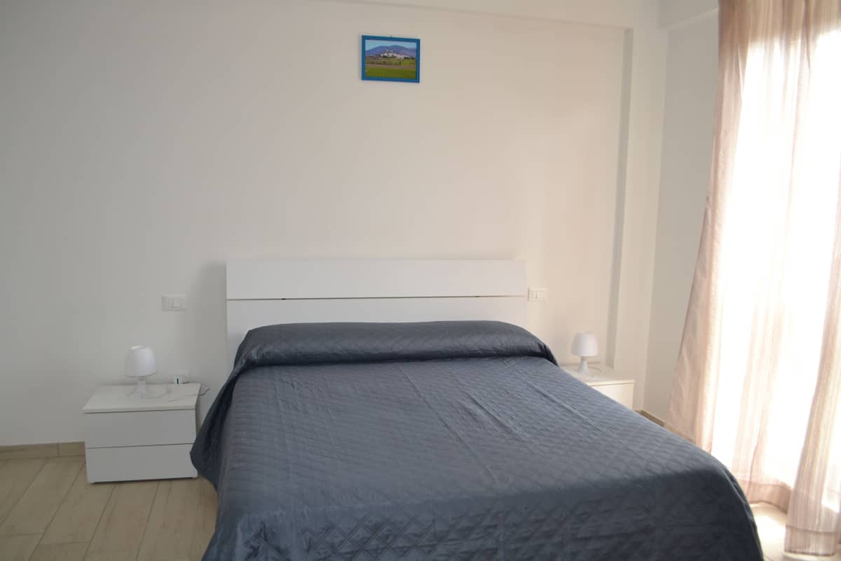 Standard Double Room | Desk, free cribs/infant beds, rollaway beds, bed sheets