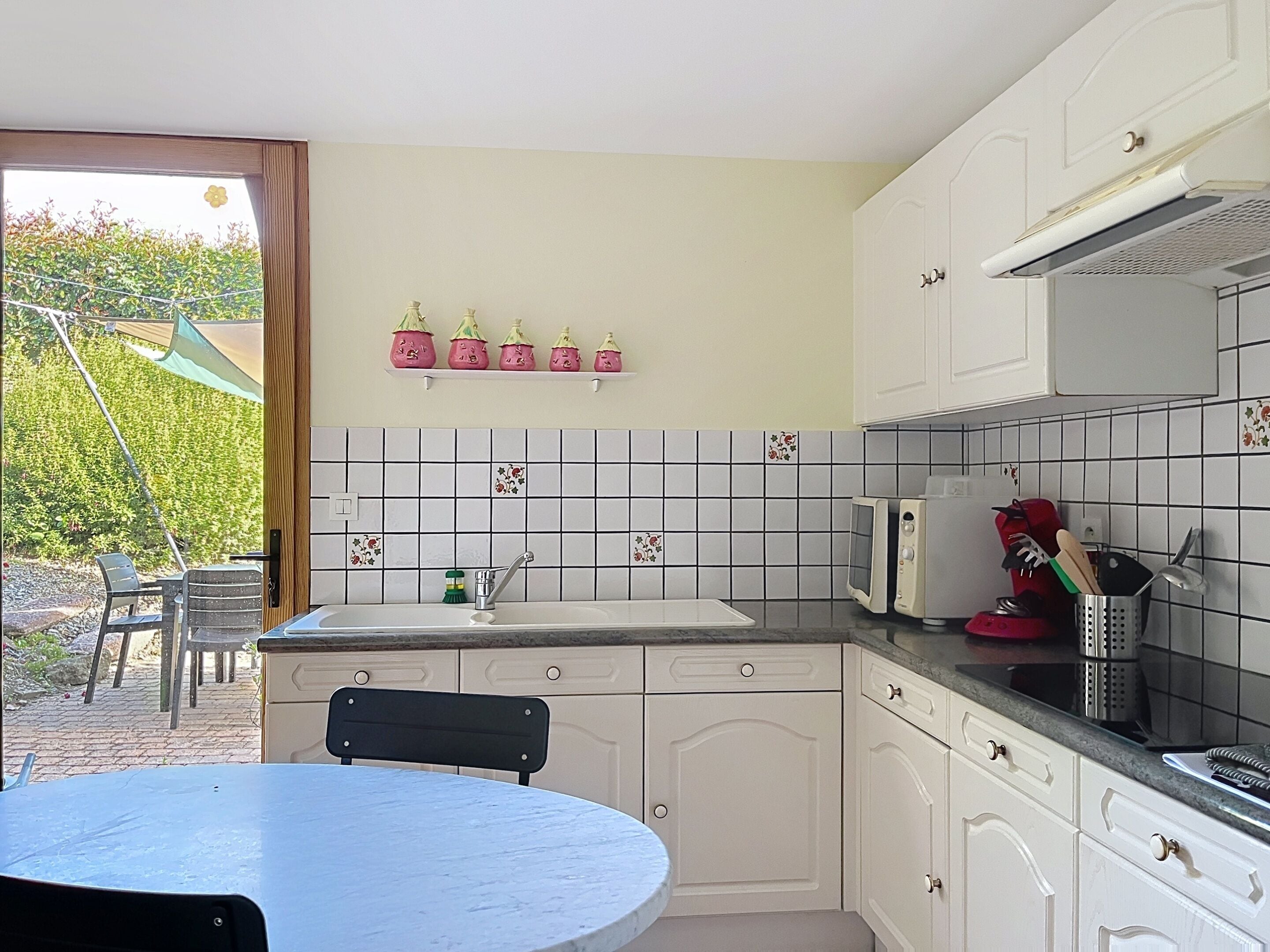 Traditionele cottage, en-suite badkamer, uitzicht op binnenplaats | Privékeuken | Een kinderstoel