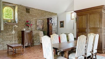 Cottage Tradition, salle de bains attenante, vue cour intérieure | Restauration