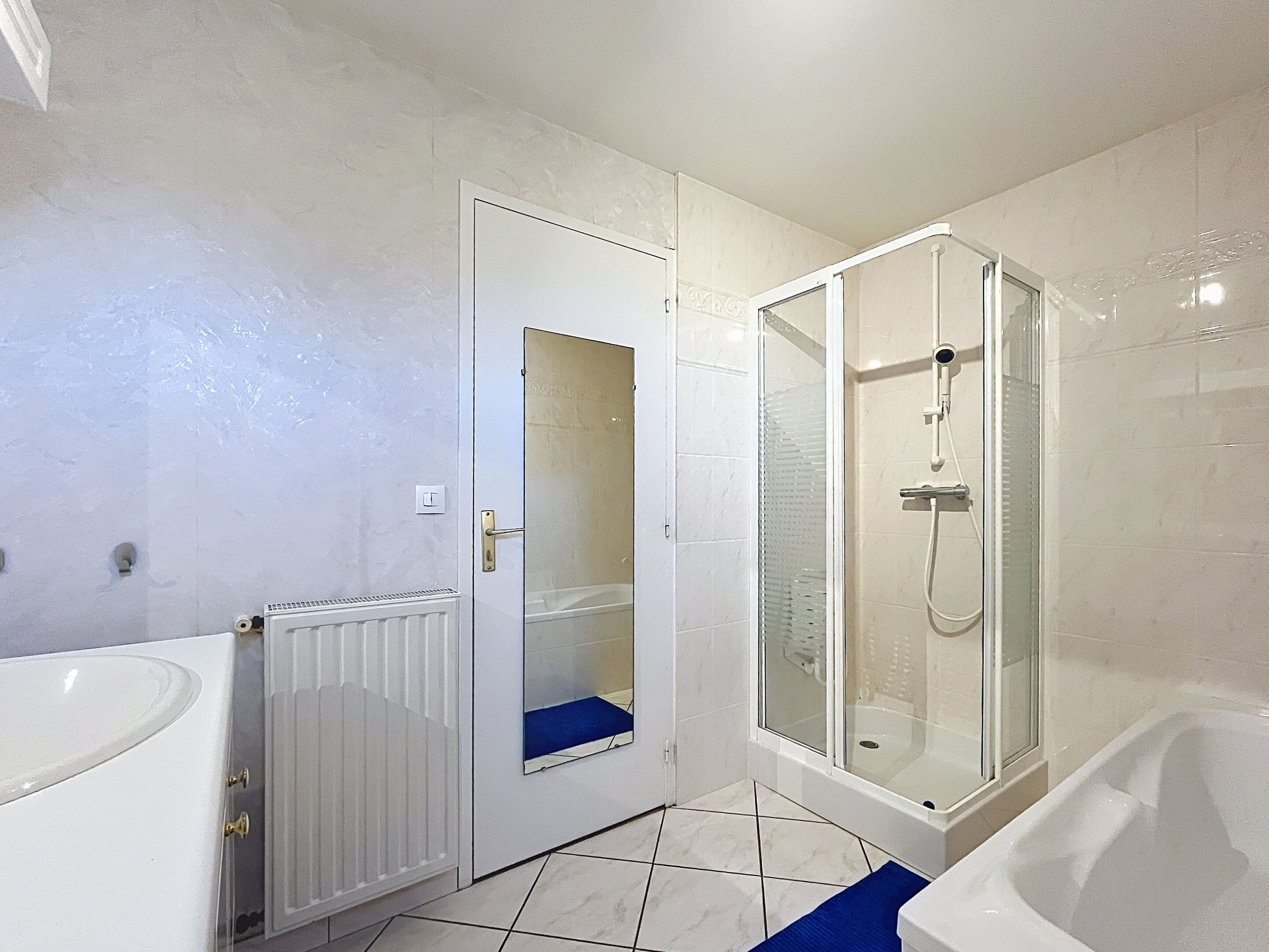 Ein Badezimmer mit Dusche, Badewanne, Waschbecken und Toilette.