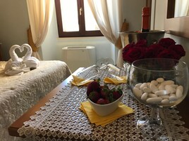 Habitación con 1 cama doble o 2 individuales | 1 dormitorio, caja fuerte, escritorio y sistema de insonorización