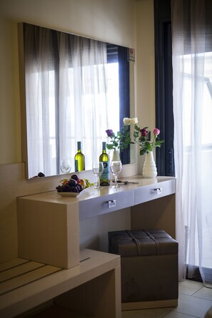 Estudio, vista a la montaña (2 adults) | Caja de seguridad en la habitación, escritorio y insonorización 