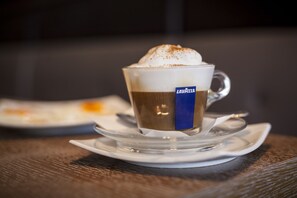 Une tasse de café avec une étiquette bleue posée sur une soucoupe.