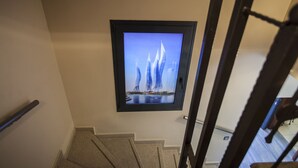 Una escala amb un quadre emmarcat d'un edifici modern.