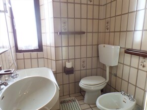 Huis, 2 slaapkamers, uitzicht op meer | Badkamer | Een douche, gratis toiletartikelen, een bidet, handdoeken