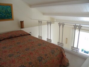 Deluxe kamer | Een bureau, verduisterende gordijnen, een strijkplank/strijkijzer